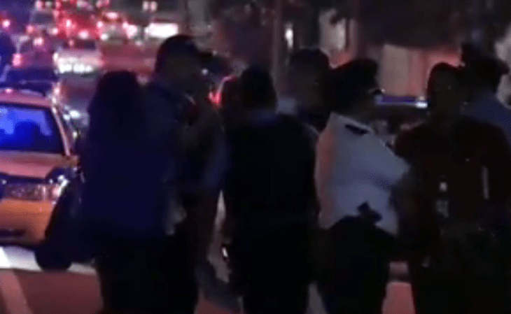 Al menos un hombre abrió fuego el martes sobre el vehículo en la ciudad de Bayamón, dijo la policía.