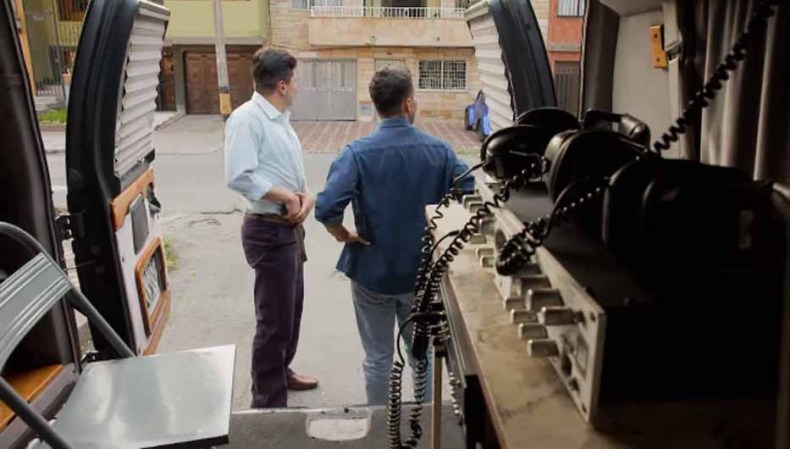 El problema es que Escobar habla desde un carro en movimiento, lo que impide que la policía pueda dar con él.