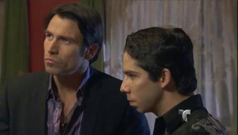 Heriberto le cuenta a su papá que iban a salir sin seguridad y que el Cabo se sintió mal. Aurelio le pide que mate al Tijeras.