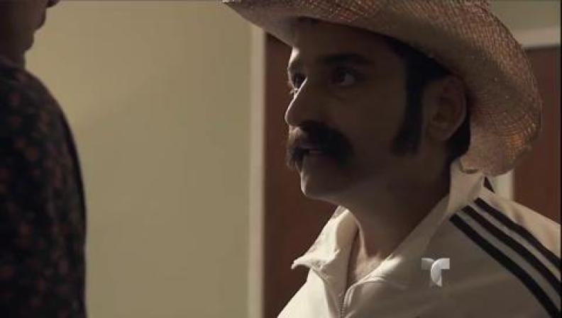 El Cabo dice al Tijeras que lo quieren matar y que él está tratando de salvarlo.