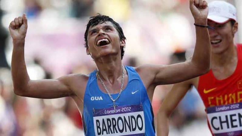 El atleta guatemalteco Erick Barrondo celebra la plata en la prueba de los 20 kilómetros marcha de los Juegos Olímpicos de Londres. Esta es la primera medalla en la historia olímpica de Guatemala.
