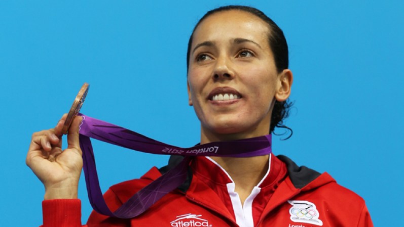 Laura Sanchez Soto, clavadista mexicana, muestra su medalla de bronce.