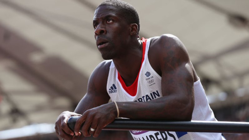 Dwain Chambers, del equipo masculino de atletismo de Gran Bretaña, también porta un diseño en ambos brazos.