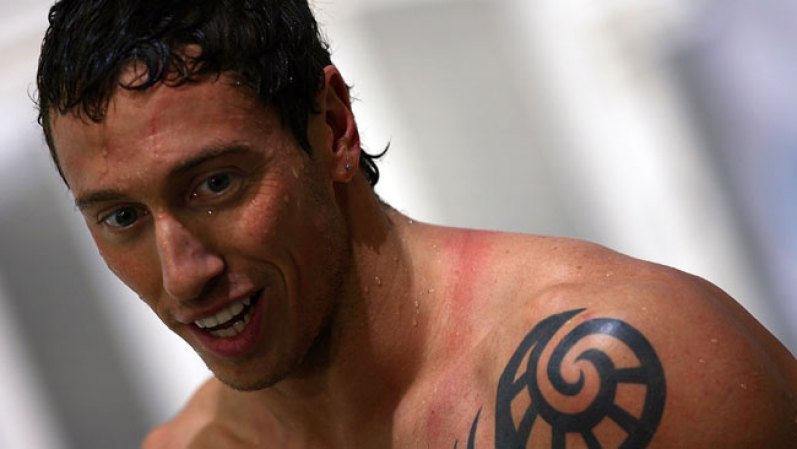 Frederick Bousquet, del equipo de natación francés, lleva una llamativa estampa en su brazo izquierdo.