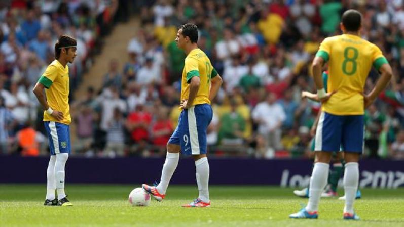Leandro Damiao, de Brasil, un poco desanimado tras el primer gol que metió la selección mexicana.