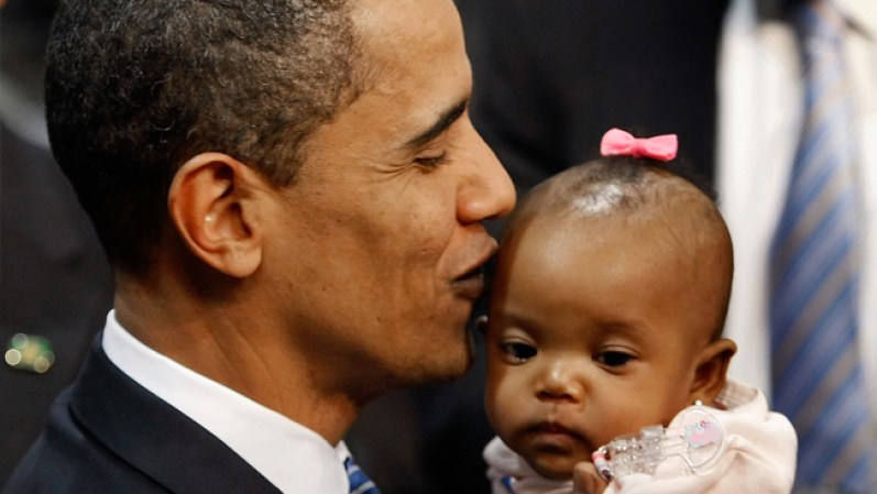 Enero 20, 2008 - Darin Bailey, de 5 meses de edad, recibe un beso del en tonces candidato Barack Obama.