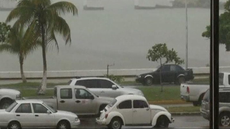 8 DE AGOSTO DE 2012 - Ernesto, que chocó como huracán contra el puerto mexicano de cruceros de Majahual poco antes de la medianoche, fue degradado el miércoles a tormenta tropical.