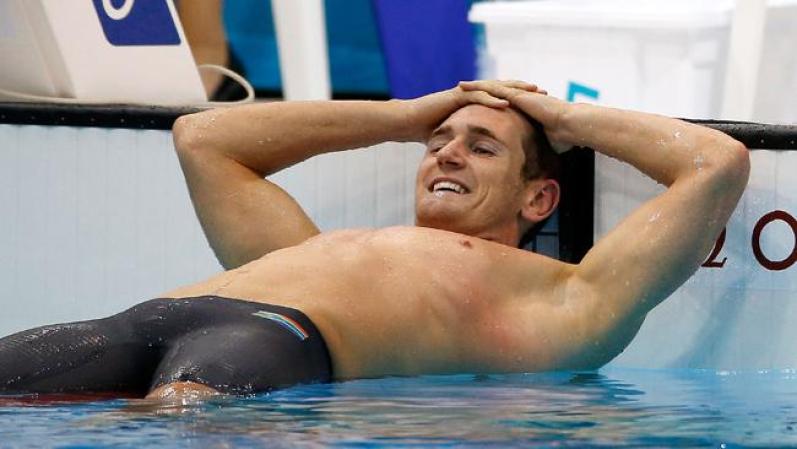 Aquí Cameron Van der Burgh de Sudáfrica celebra su medalla de oro y muestra toda su sensualidad.