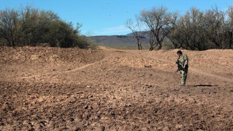 Las autoridades tratan de desalentar a los inmigrantes en sus objetivos de emprender un cruce al que ahora no sólo se arriesgan a una deshidratación mortal, también a las bandas criminales que tratan de controlar a través de sus redes, el tráfico humano.