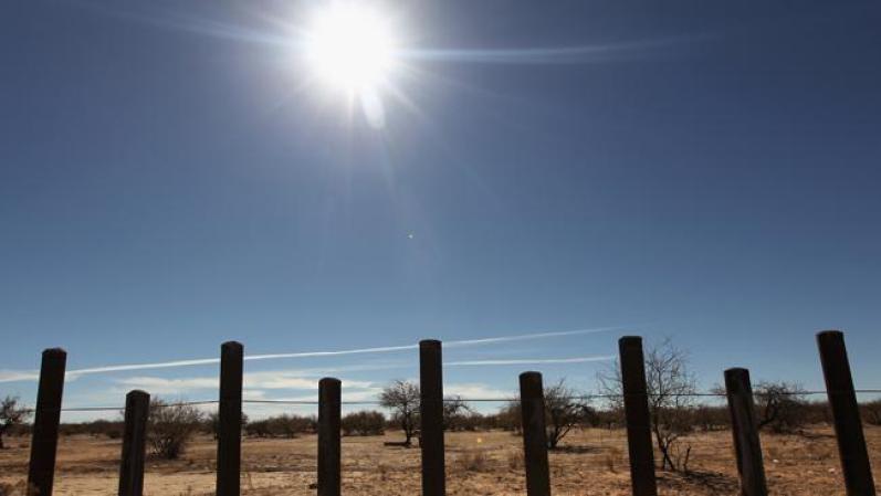 Enrique Morones, activista y fundador de la organización "Ángeles de la Frontera", que establece estaciones de aprovisionamiento para inmigrantes en el desierto, dijo que es importante que los inmigrantes sepan que no vale la pena intentar el cruce en esta temporada.