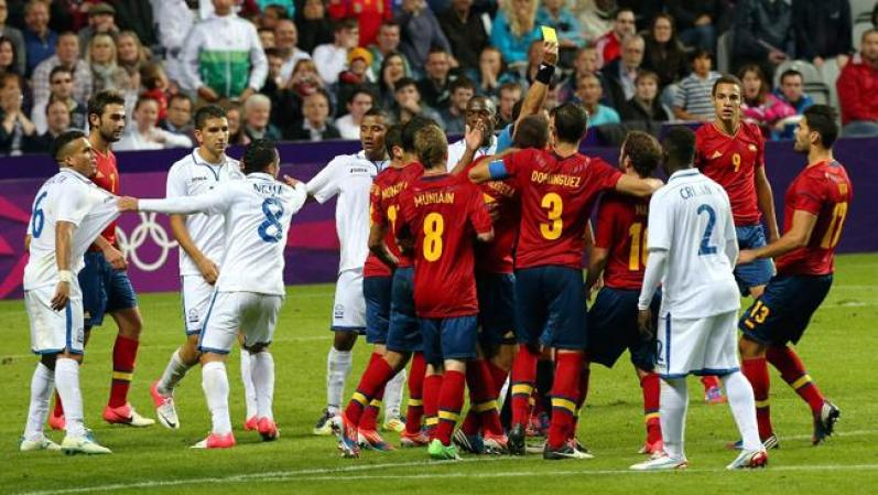 Algunos jugadores de "La Roja" le reclamaron airados al árbitro venezolano Juan Soto.