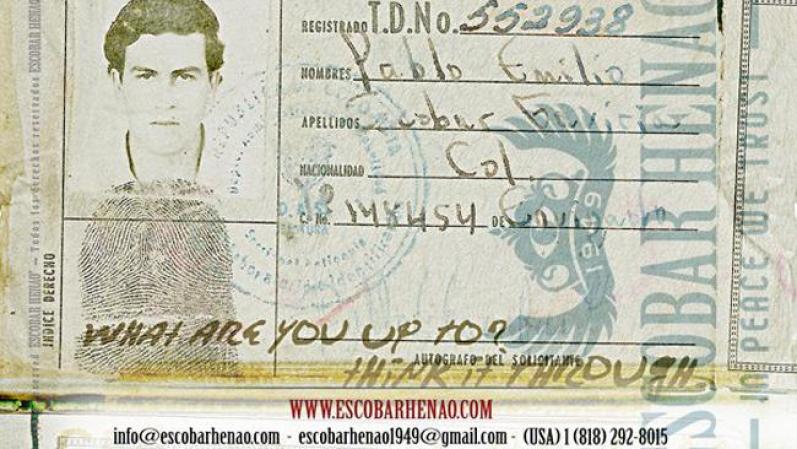 Documentos personales de Escobar, como su carnet de identidad, sirvieron como elementos gráficos de la colección.