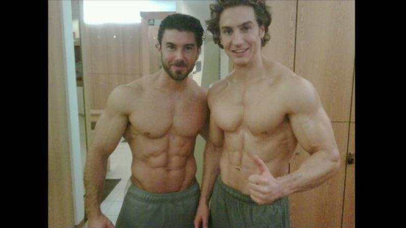 Eugenio Siller es de los que más le gusta poner fotos sexy en su Twitter, aquí con su hermano.