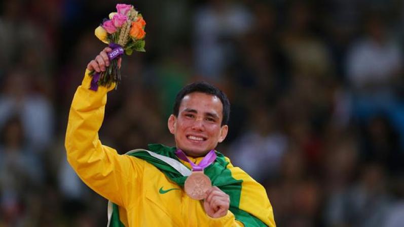 Felipe Kitadai ganó en estas olimpíadas la medalla de bronce para Brasil en Judo. El especialista en artes marciales de 60 kilos es famoso por haber roto la medalla por accidente al día siguiente mientras se duchaba. El COI no dudo en reponerla con una nueva.