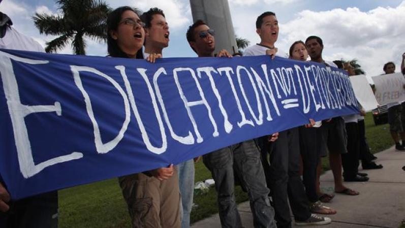 SAIYM, catalogó de irresponsable la iniciativa de los políticos y del electorado de no exigir una pronta solución para la situación de los miles de estudiantes universitarios que se han graduado o se graduarán en los próximos meses y no podrán ejercer sus profesiones debido a su estatus migratorio.