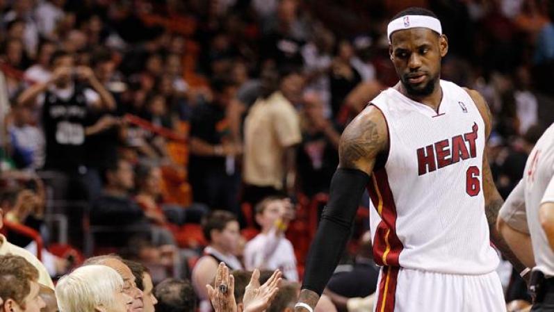 Lebron James: La manera en que LeBron decidió abandonar el equipo de Cleveland para unirse al Miami Heat lo convirtió en villano ante los ojos de muchos. Por eso, se mantiene este año en el índice de los jugares más detestados de la NBA.