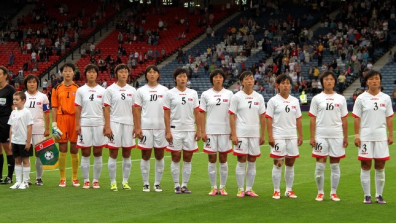 Vergonzosa confusión de banderas. Durante el encuentro de la selección de Corea del Norte contra Colombia, el tablero del estadio Hampden Park de Glasgow exhibió la bandera equivocada. En vez de la de Corea del Norte, la de su archi enemigo: Corea del Sur. Las jugadoras no salieron hasta resuelto el problema.