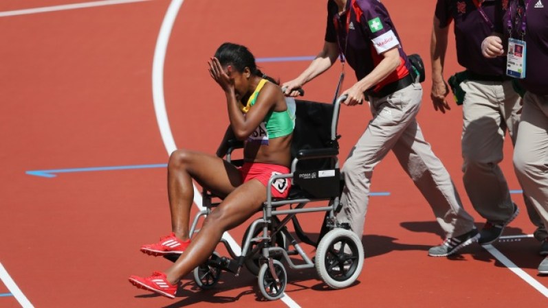 La atleta etiopí Genzebe Dibaba es retirada de la pista absolutamente exhausta tras fallar en ganar la carrera de los 1500 metros.