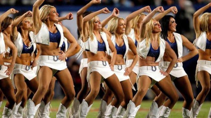 Las Indianapolis Colt en pleno show durante el Super Bowl XLIV ¡Miren esos abs!