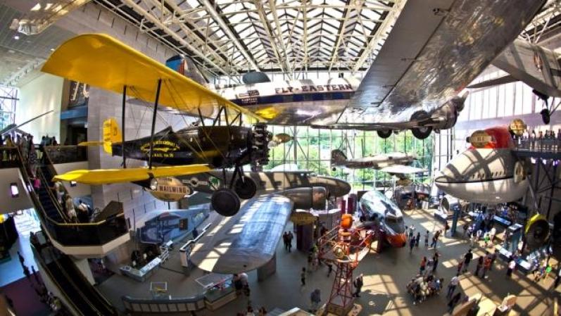 El museo nacional del aire y del Espacio, depende del instituto Smithsoniano está ubicado en Washington DC. Posee la colección más grande de aeronaves del mundo, incluidos el famoso Espíritu de Saint Louis y un avión Concorde francés.