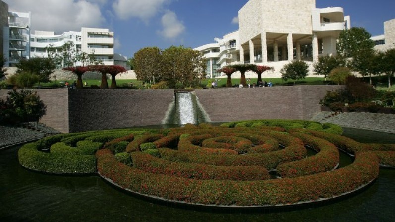 El Getty Center, ubicado en Los Ángeles, tiene una impresionante colección de arte visual: dibujos, esculturas, pinturas y manuscritos. Es famoso en todo el mundo y su arquitectura modernista es un capítulo aparte.