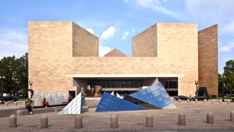 La National Gallery of Art, está ubicada en Washington DC y reúne en su interior a lo más famoso de la historia de la pintura mundial, dese sus comienzos hasta el día de hoy.
