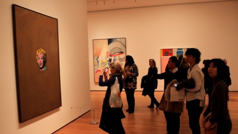 El Moma, es el museo de arte moderno más prestigioso del mundo y está ubicado en Nueva York. Es considerado el santuario del arte moderno y todo pintor contemporáneo famoso tiene un cuadro en él.