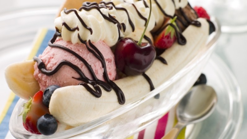 Banana Split (EEUU) Este postre americano consiste en tres bolas de helado sobre una banana cortada a la mitad (Slplit en inglés) y cubierto con crema o cerezas y salpicado de sirope de chocolate. Un buen postre para compartir.