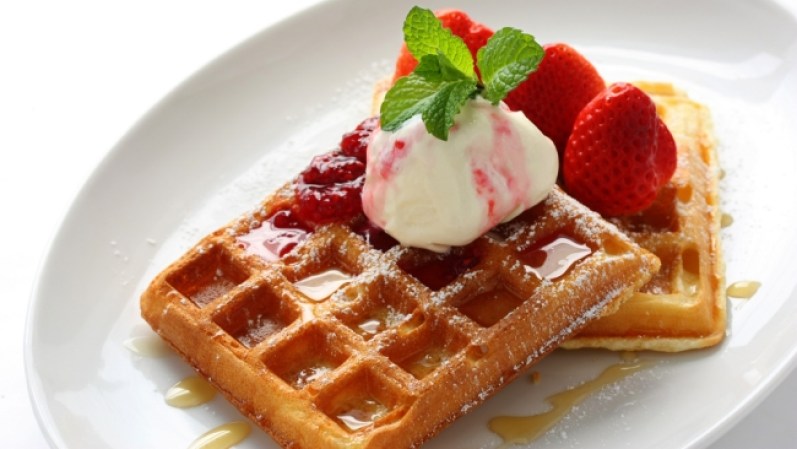 Waffles (Bélgica) Esta delicia medieval Belga se puede servir de muchas maneras. Con miel, helado y frutas es increíble. Es un postre potente con una buena dosis de calorías. Hay que probarlo si o si.