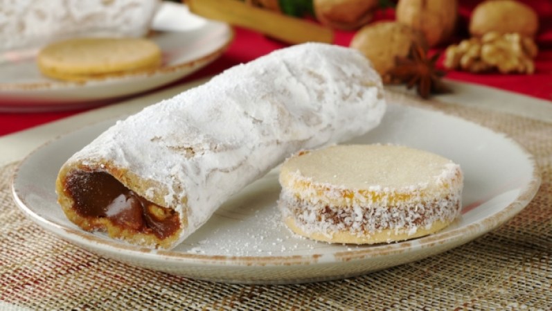 Guargüeros con manjar (Perú) esta suerte de barquillos rellenos con dulce de leche o manjar son una delicia de Perú. Acompañados por un helado son un postre que uno no se puede perder.