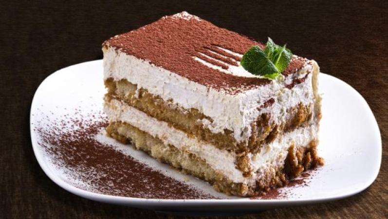 Tiramisú (Italia) el postre italiano del siglo 20 no es tan antiguo, nació en los años 60 en la zona de Venecia pero hoy es famoso en todo el mundo: licor, vainillas, café y queso marcaspone espolvoreado con cacao. Como dicen los italianos: “¡Bocatto di Cardinale!”