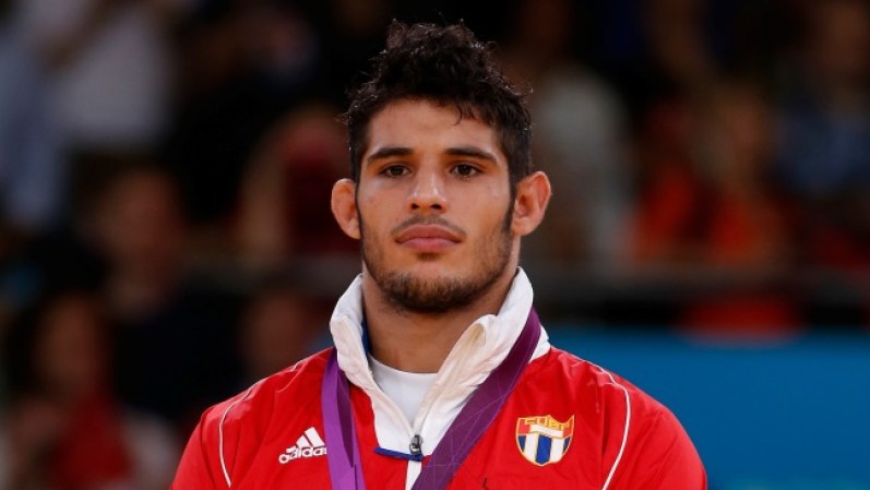 Asley Gonzalez Montero es la nueva medalla de plata cubana en Judo para la categoría de hasta 90 kilos. Este gigantón no estaba tan complacido con el resultado: “Estoy contento pero no satisfecho, pensaba lograr más". Declaró tras recibir la medalla.
