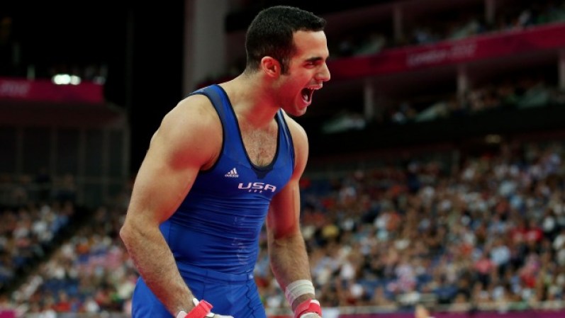 El gimnasta latino Daniel Leyva consiguió en bronce para los EEUU. Su historia familiar es increíble ya que sus padres eran atletas cubanos que desertaron hacia los EEUU durante un evento deportivo en México en los 80´s.
