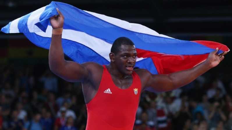 El gigante Mijaín López se proclamó campeón en la categoría de los 120 kilos de la lucha grecorromana y dio a Cuba su tercer oro en Londres.