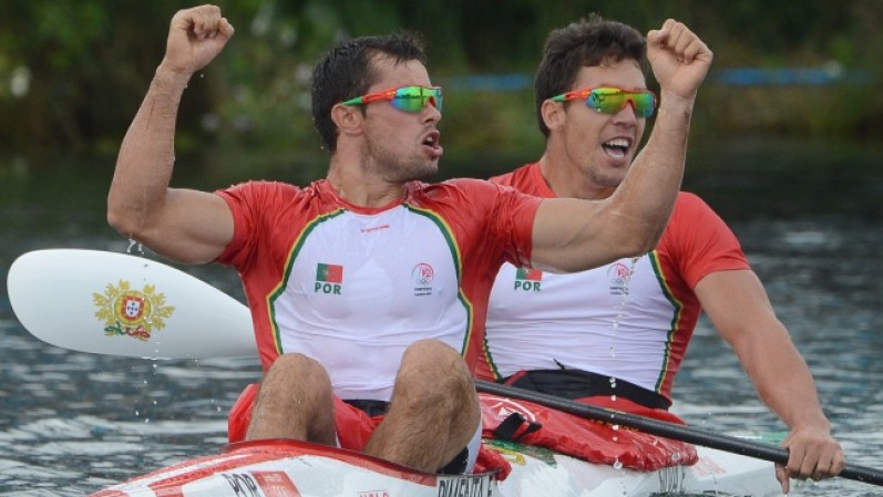 Emanuel Silva y Fernando Pimenta celebran la primera medalla de Portugal durante los juegos. La obtuvieron en la final doble de kayaks y sacaron a su país del apuro de no tener ningún metal.