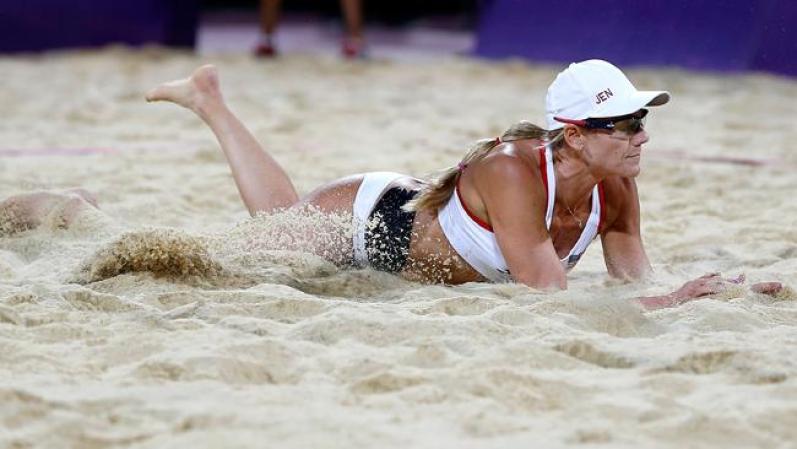 Jennifer Kessy, de la dupla estadounidense tendida, luego de ser abatida, durante la final.