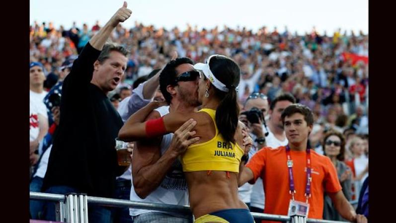 Su compañera de dupla, Juliana Silva es medalla de plata en el Campeonato Mundial que se disputó en Berlín, Alemania. En el 2011 también ganó el oro, junto a Larissa Franca en la Copa del Mundo.