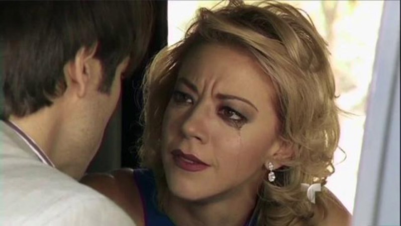 Mónica y Aurelio se quedan solos en la camioneta. Ella le dice que lo quiere y le propone que huyan.
