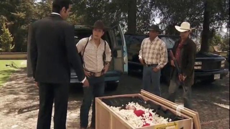 El Turco dice a Chacorta que el paquete es obra de Mónica y que hay que desaparecerlo.