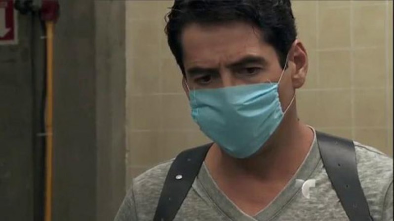 El médico confirma a Mejía que don Cleto murió asfixiado con las manos.