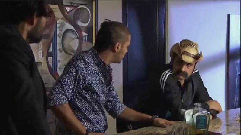 El “Triste” llega a casa de Mónica y le cuenta al Cabo y Tijeras que está seguro que Casillas acaba de matar a Mónica.