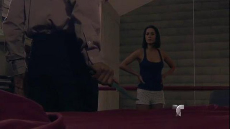 Parra ataca a Ochoa, el otro agente con quien "cuidaba" a Leonor. Sube a su cuarto, ella se despierta y descubre que fue Parra quien la atacó.