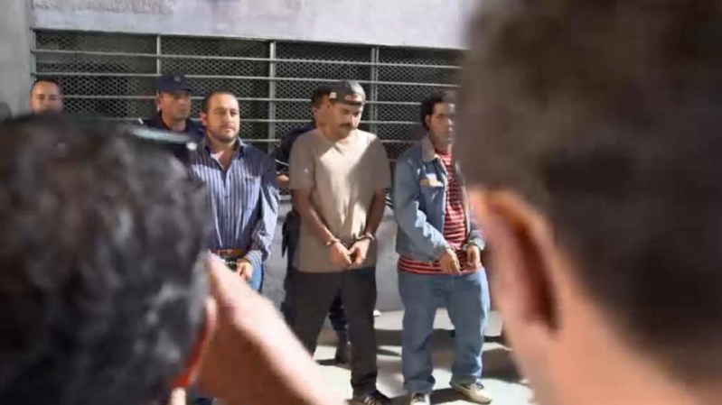 Peluche, El Marino y La Costra se entregan luego de que el presidente Gaviria aceptara su petición de ser encarcelados en la cárcel de Itagui, donde se encuentran los Motoa.