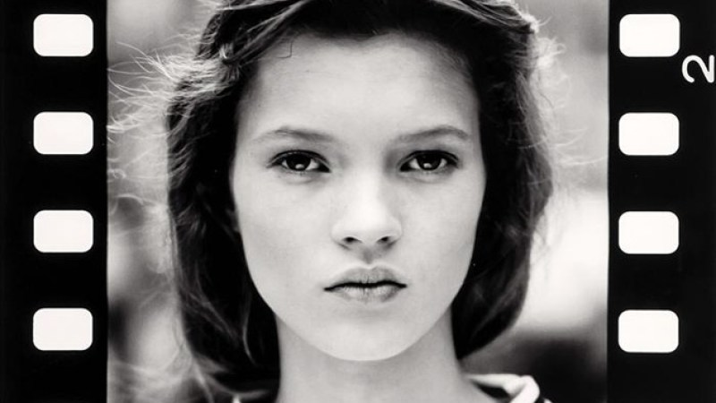 Imagen que muestra a la modelo británica Kate Moss con solo 14 años en su primera sesión de fotos, realizada por David Ross en octubre de 1988.
