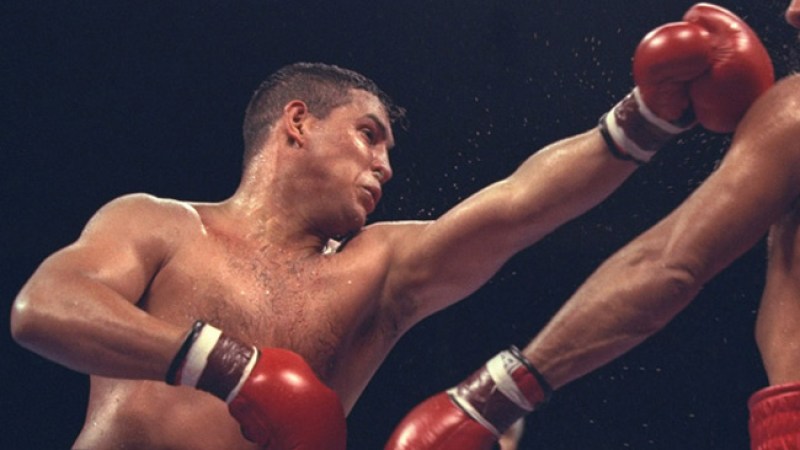 24 DE NOVIEMBRE, 2012.- Después de varios días de haberle los médicos declarado muerte cerebral, el boxeador Héctor "Macho" Camacho fallece después de sufrir un paro cardiaco y ser desconectado del respirador que lo mantenía con vida.