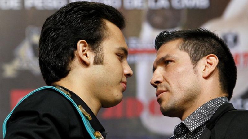 El mexicano Julio César Chávez Jr. (i), campeón de peso medio del Consejo Mundial de Boxeo (CMB), y el argentino Sergio 'Maravilla' Martínez (d) el pasado 17 de julio, durante una rueda de prensa en Ciudad de México.
