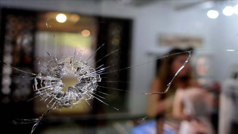 Fotografía de un agujero de bala observado durante el "Tour Pablo Escobar" en la casa de Roberto Escobar Gaviria, alias "El Osito" y hermano del narcotraficante Pablo Escobar, tras un intento de secuestro en el año 2010.