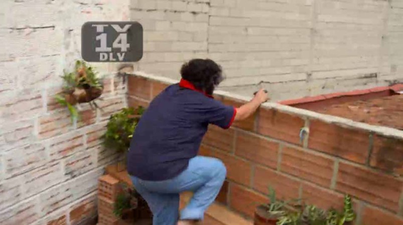 Escobar busca escaparse por el techo.