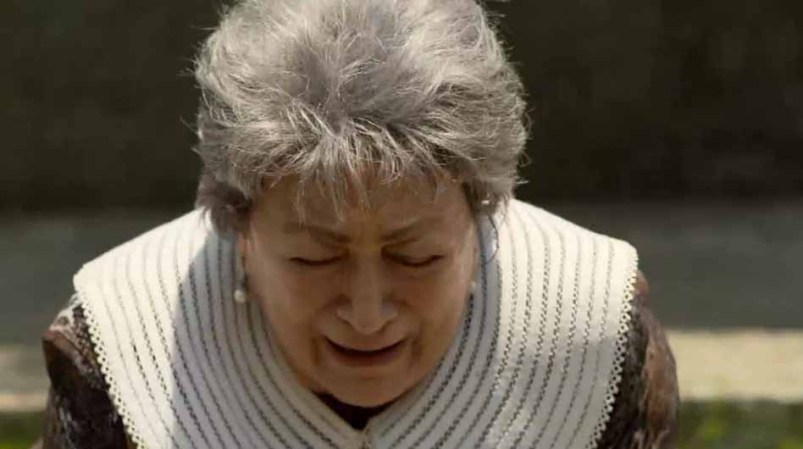 La mamá se Escobar va corriendo hacia el lugar donde lo mataron y no puede contener el llanto.