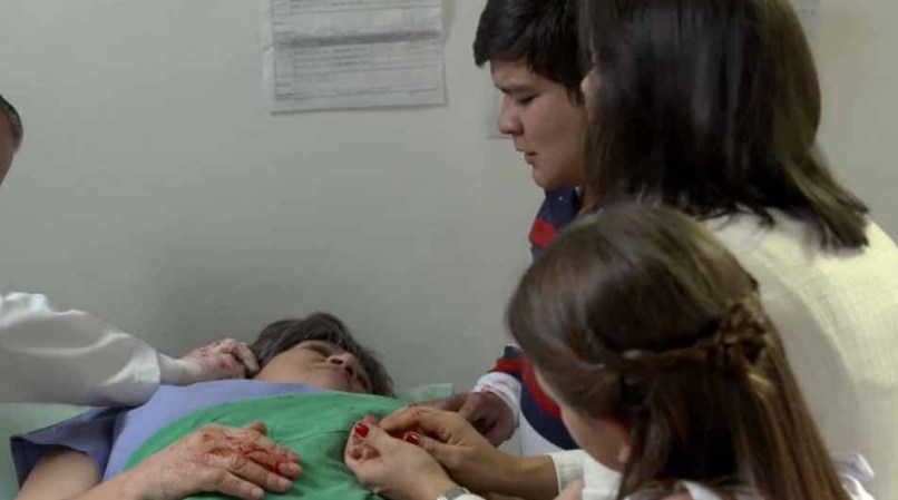 La mamá de Escobar es quien sufre las heridas de la explosión.